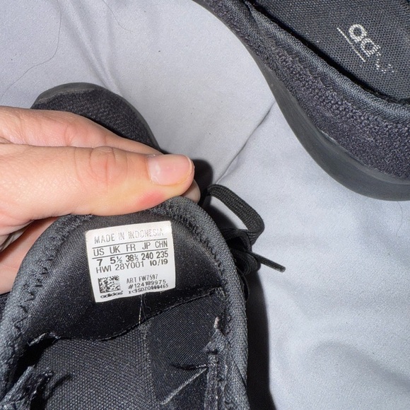 Adidas Women's Black Athletic Shoes Size 7 - Picture 4 of 5